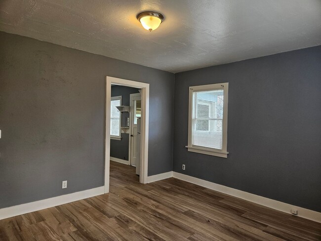 Building Photo - Quaint2 Bedroom House For Rent!