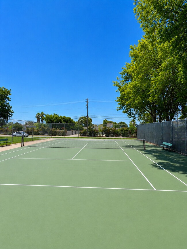 Tenis Court - Country Club Apartments