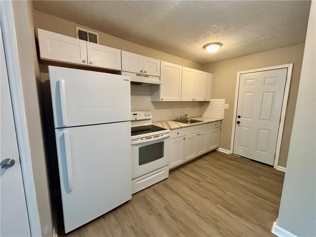 Photo - 6077 Pine St