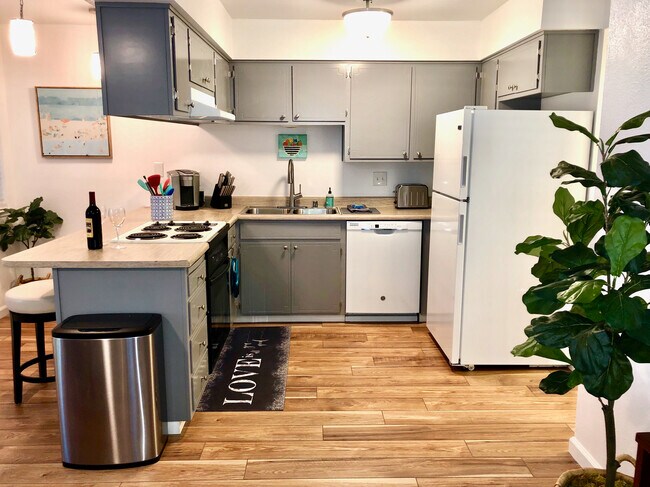 Salem Suites - Furnished, Cable & Wi-Fi