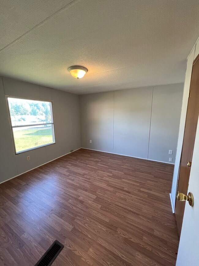 Photo - 192 Westside Cir