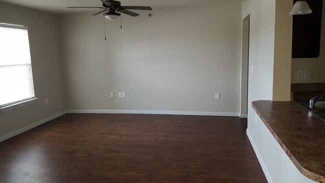 Sala de estar - Riverside Village Apartments