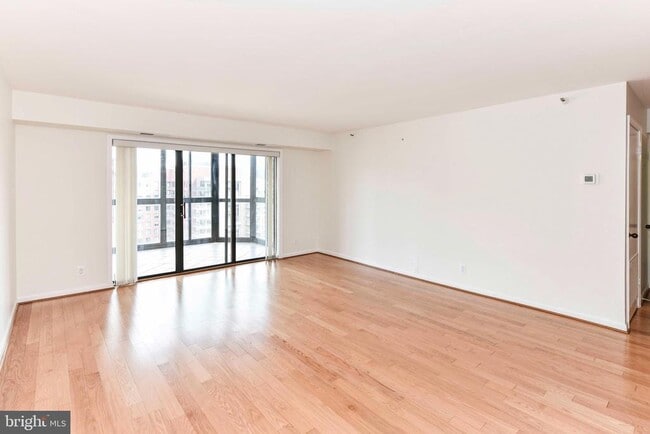 Building Photo - 1600 N Oak St Unit 1733 Rental