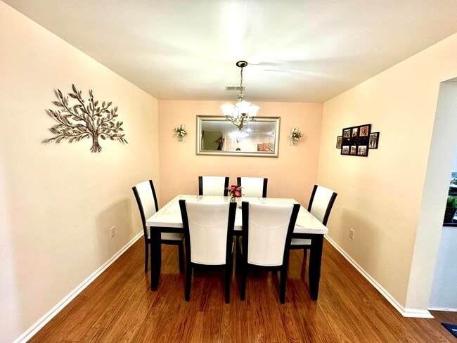 Comedor - 1805 Pheasant Run