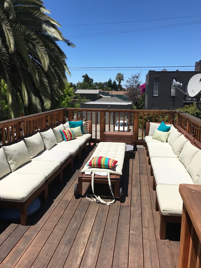 Outdoor deck space with spring furniture - 849 53rd St Apartamentos Unidad B