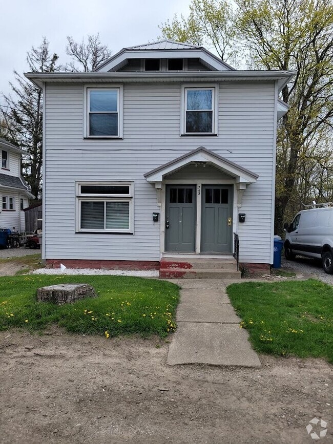 Building Photo - 763 Alden St Unit 1st floor Rental