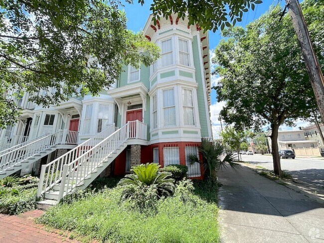 Building Photo - FURNISHED 2 BED | 1 BATH | VICTORIAN DISTRICT Rental