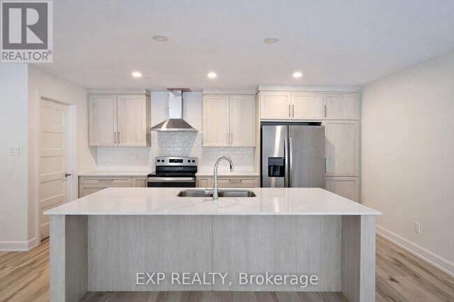 Photo - 321 Voyageur Pl