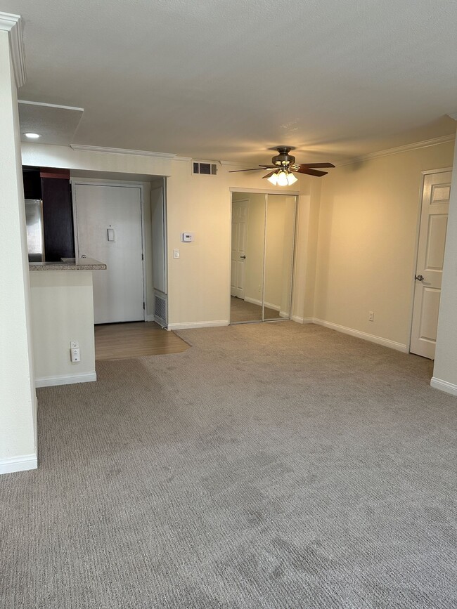 Área de comedor - 5540 Owensmouth Ave Unidad 225