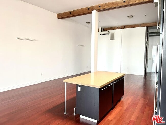 Photo - 652 Mateo St