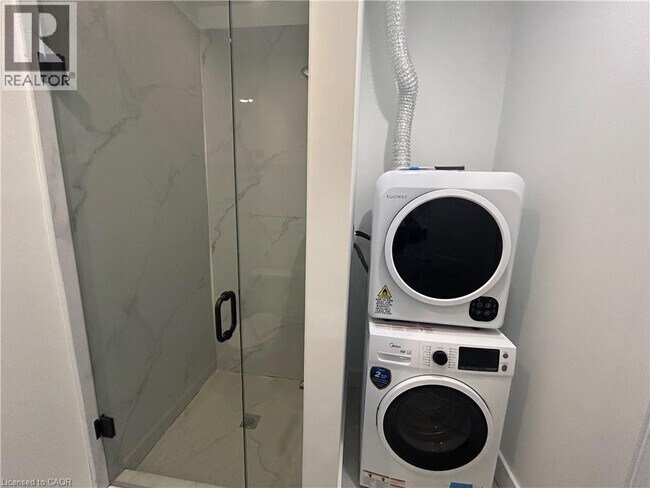 Photo - 259 John St S