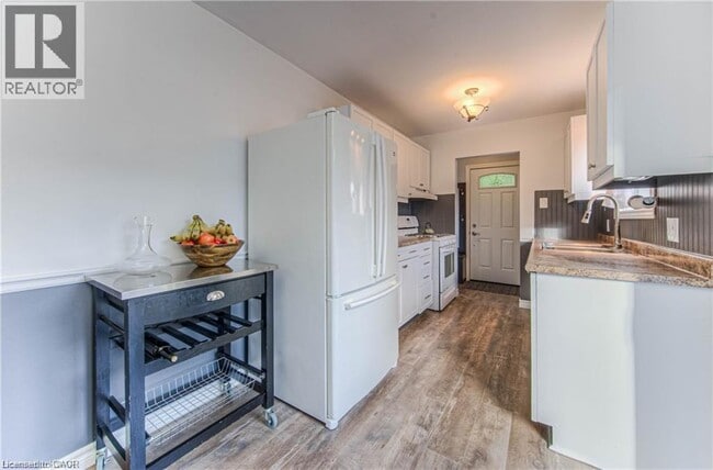 Photo - 483 Kingscourt Dr