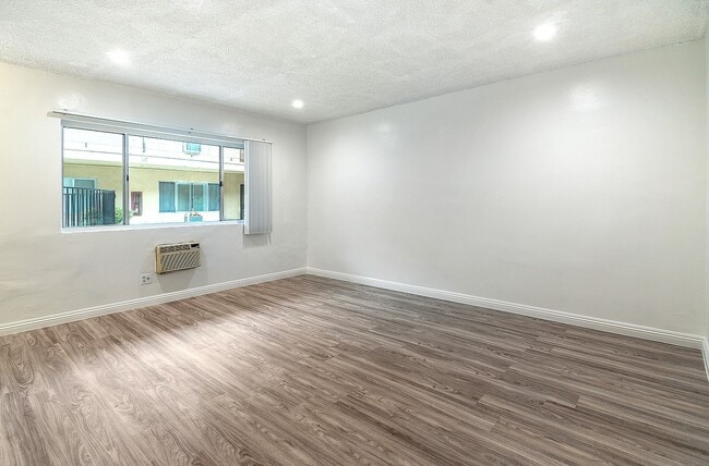 Building Photo - 20436 Cohasset St Unit 12A Rental