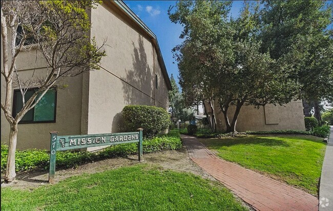 Building Photo - AVAILABLE JULY - 2Bed / 2 Bath Apartment n...