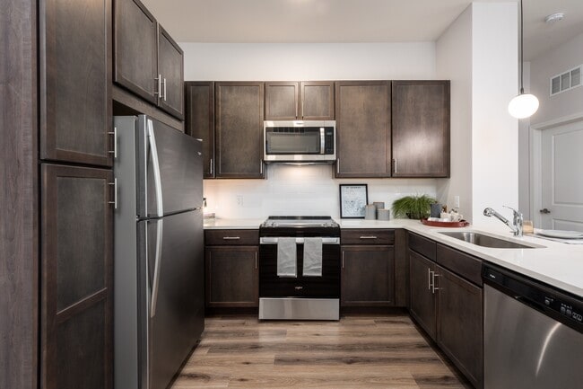 2BR, 2BA - Wilshire - 1,051SF - Kitchen