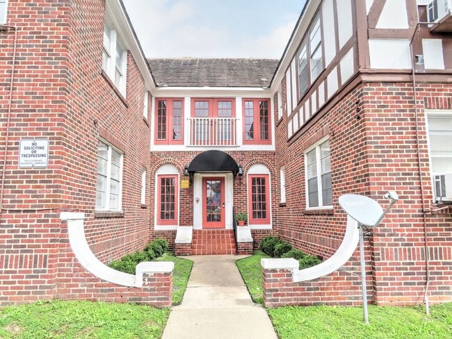 Building Photo - Unique Downstairs 1/1 w/ Hardwoods in Small 1920's Complex Unit F103