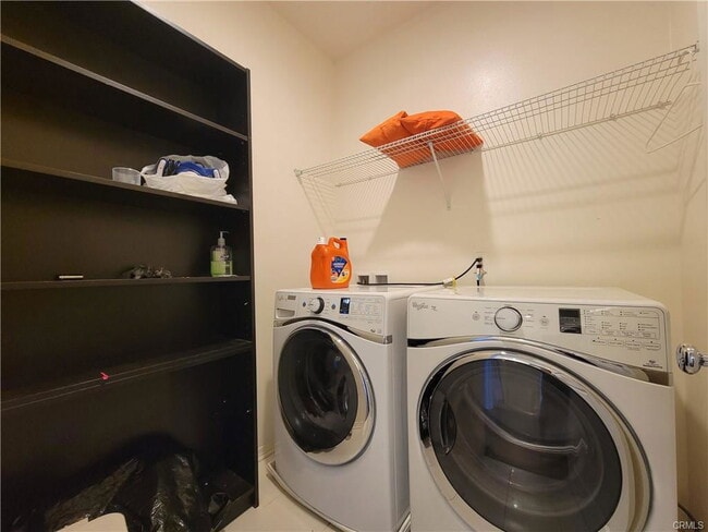 Building Photo - 909 Santa Fe Ave Unit E