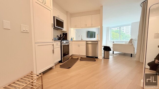 Photo - RIVERSIDE BOULEVARD GEM - BELOW MARKET STU... Unidad 607