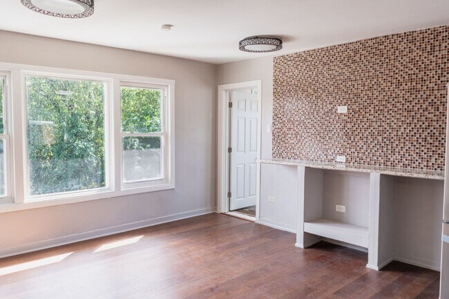 3707 S Michigan Ave Unit 2
