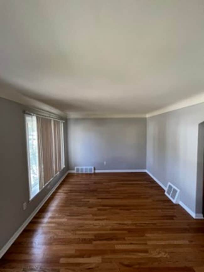 Photo - Beautifully maintained 3 bed - 1.5 Bath in Lincoln Park!