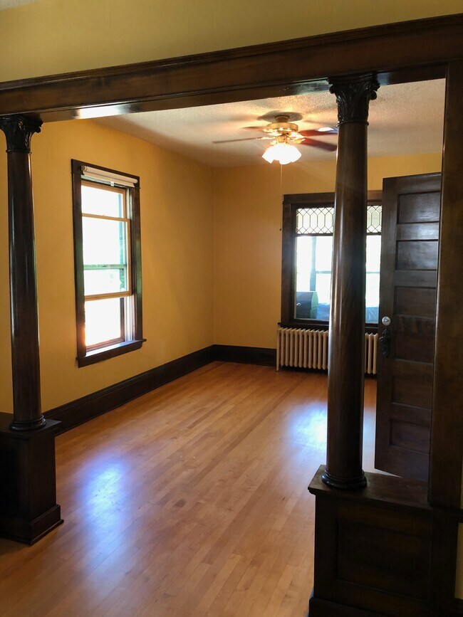 sala de estar - 312 University Ave NE