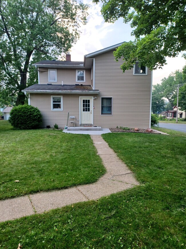 Photo - 401 Lewis St