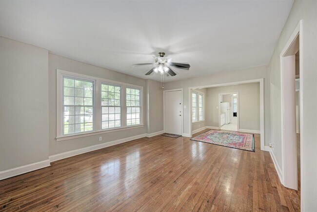 Photo - 1505 Justin Ln