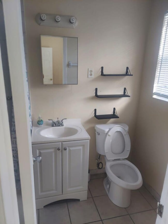 Building Photo - 5471 Ravenswood Rd Rental
