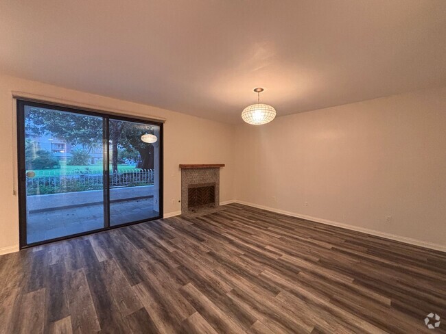 Building Photo - Gorgeous updated 2 bedroom, 2 bathroom con... Unit 5 Rental