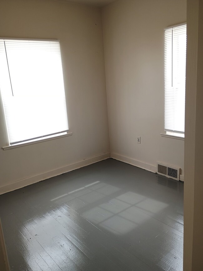 Photo - 2503 Thayer St
