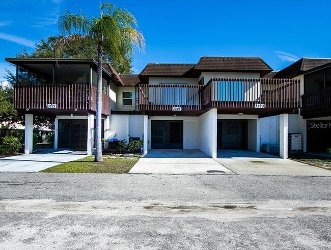 Building Photo - Centrally Located 3 bedroom 2.5 bath Townh... Rental