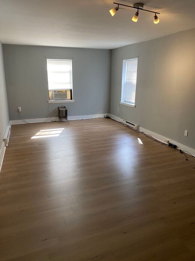 Building Photo - Three Bedroom and One bathroom apartment Unit 3F