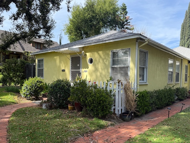 OUTSIDE with Entrance - 4437 12th St Unidad OPEN HOUSE 3 22 1030-11