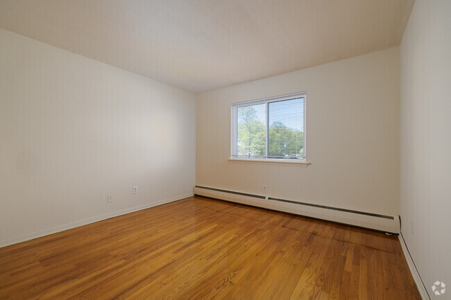 1BR, 1BA - 650SF - Primary Bedroom