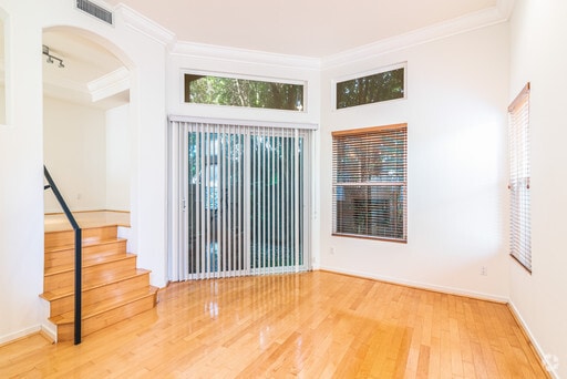 Building Photo - 2022 S Barrington Ave Unit D Rental