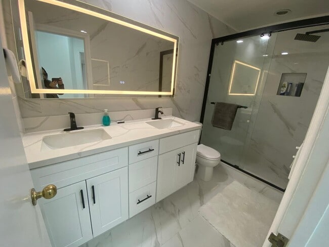 Photo - 8400 De Longpre Ave Unidad 311