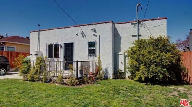 Photo - 822 W 110th St