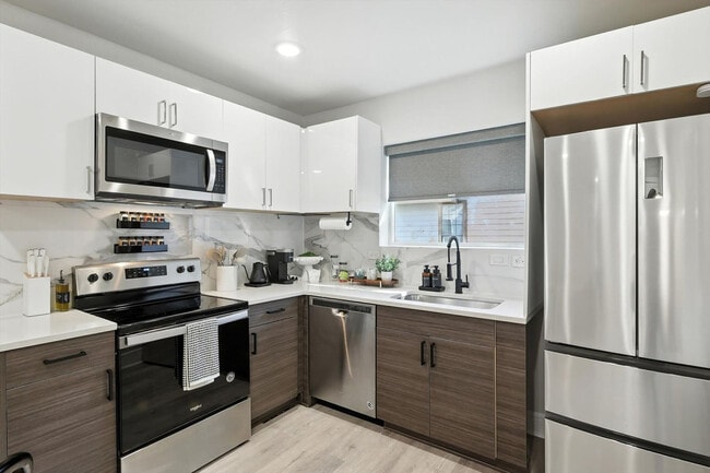 Building Photo - 5025 San Jacinto St Rental