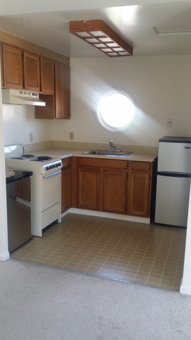 Kitchenette - 616 Cedar St Unit B