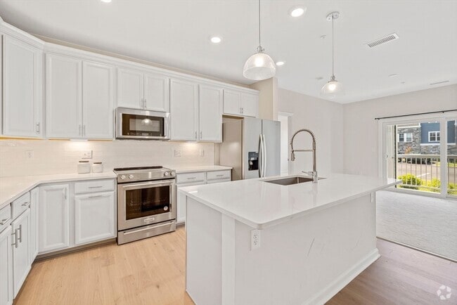 Building Photo - 2 Stratton Dr Unit 102 Rental