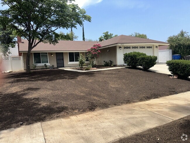 Building Photo - 4 bed with 2 baths in Riverside, CA next t... Rental