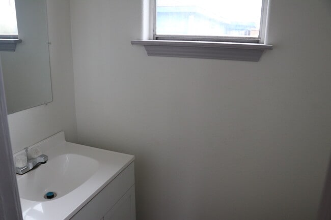 1/2 baño - 2772 El Paso Ave