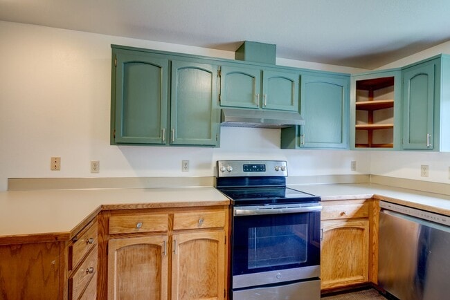 Photo - 3 Bedroom/2.5 bathroom townhouse centrally located Oak Harbor