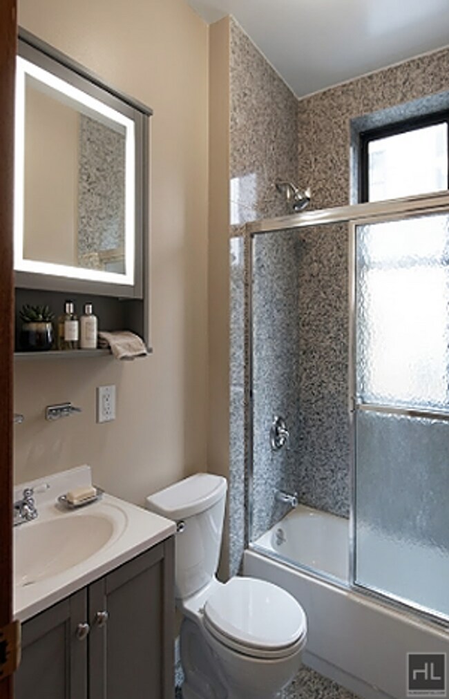 Renovated 3BR with Exposed Brick, Elevator & Laundry