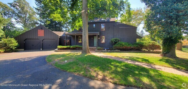 Building Photo - 16 E Larchmont Dr Rental