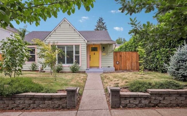 304 W 32nd St