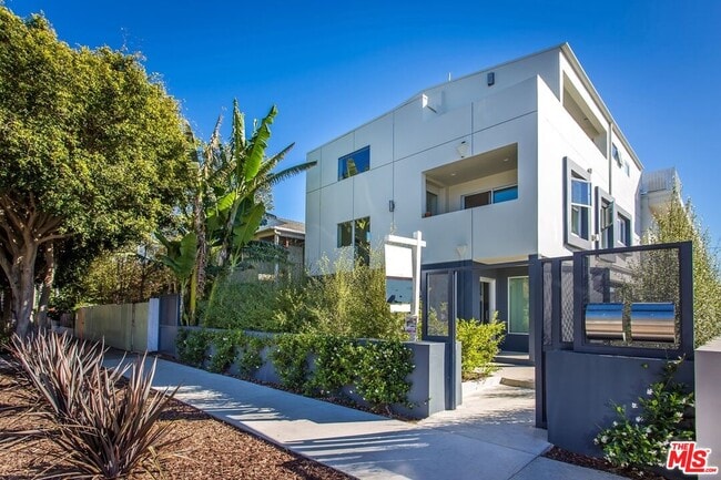 Building Photo - 613 6th Ave