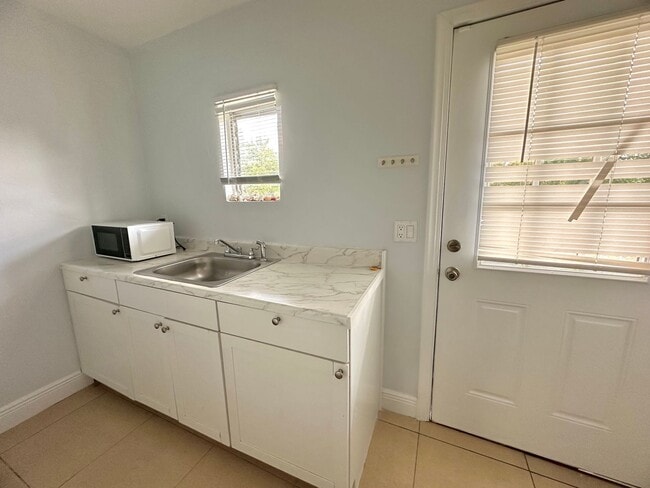 Photo - 2 Bed 2 Bath Apartment Near Downtown Fort Myers