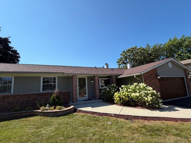 Photo - 427 Justine Ave