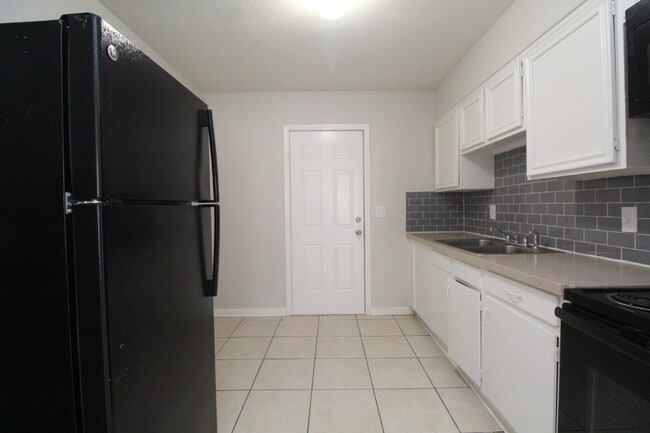 North Pensacola Duplex Near UWF & I-10 – Ready for Immediate Move-In
